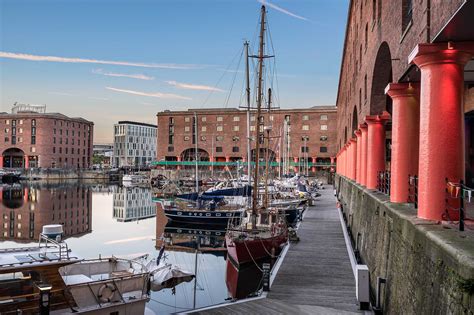 Albert Docks: En historisk hamn fylld med maritim charm och livlig kultur!