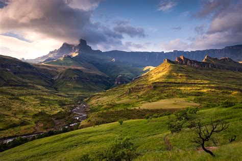 The Ukhahlamba/Drakensberg Park: A Hiking Paradise with Breathtaking Views!