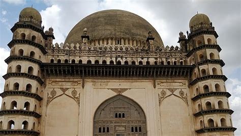 Gol Gumbaz – En akustisk upplevelse och en arkitektonisk mästerverk iVijayapura!