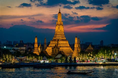  Wat Arun Ratchawararam Ratchawaramahawihan - En glittrande pagod som badar i soluppgångens skimmer!