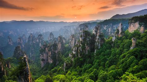  Zhangjiajie National Forest Park: Enchanting Rock Formations and Soaring Mountain Peaks!